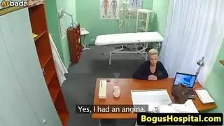 طبيب يتمص قضيبه ثم يضرب جسدها الشاحب بقوة