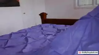 إي يعاقب ابنته المراهقة
