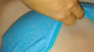 مراهقة تتباهى بحلماتها الصلبة