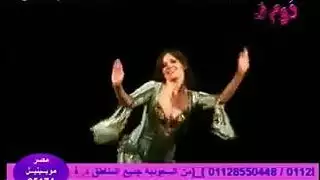 مؤدية ممحونة تركب قضيبًا كبيرًا على المسرح