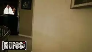 زوج ينيك زوجته على زبه الكبير