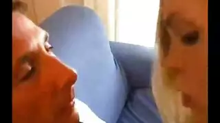 عبادة القضيب الجلدي: اثنتان من الأزرار تتسخان أيديهما