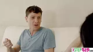 شقراء على شاطئ البحر تأخذ قضيبًا صغيرًا قاسيًا