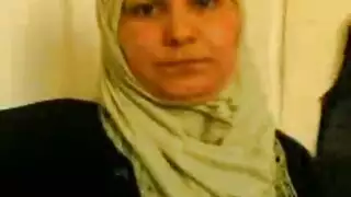 عاهرة كبيرة المؤخرة تحصل على قذف كريمي على الوجه