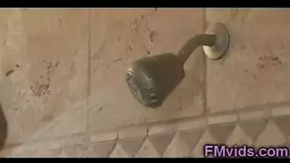 الشقراء الأسترالية جولي تداعب مهبلها المبلل أمام الكاميرا