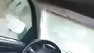 جنس حار في السيارة: سمراء تصطدم فرجها بزبّه