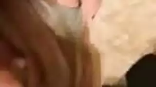 عاهرة مراهقة تعطي مصًا رطبًا وتتعرض للضرب
