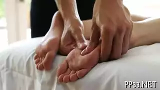 عاهرة صدرها صغير تمص قضيباً قاسياً بلطف