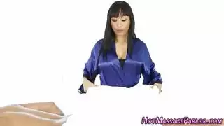 تتشاركها قضيبان في صالة تدليك شهوانية
