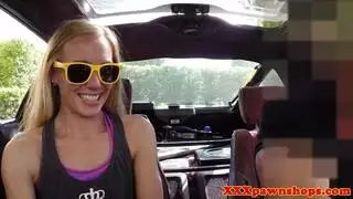 يمتعها بإصبعه وينيكها