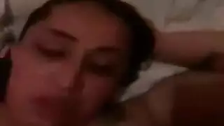امرأة غير مخلودة تأخذ حمولة سميكة في فمها