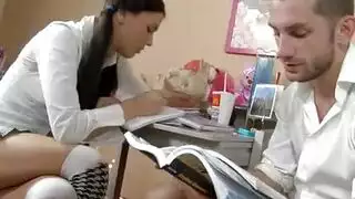 طالبة صغيرة تُنكح من زميل في المدرسة على انفراد