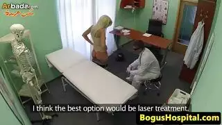 عيادة خاصة: طبيب يضرب كس في غرفة الفحص