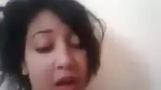 لحبي تئن بينما تركب قضيبًا مطاطيًا