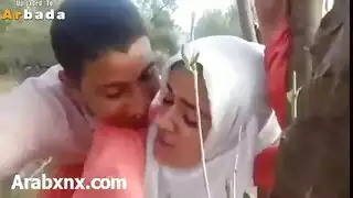 فتاة بريئة تكتشف مهبلها باستخدام دمى جنسية