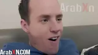 زوجة الأب تفاجئ مراهقًا يشاهد جنس شرجي، وتريه كيف يتم ذلك
