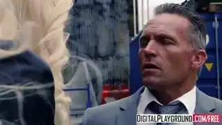 شقراء كبيرة الصدر تتعرض للجماع العنيف في كسها المبلول