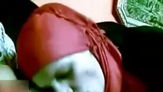 فتاة محجبة تقدم مصًا مكثفًا