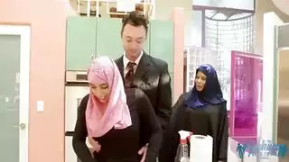 موانئ دبي المنبر في سن المراهقة اليابانية