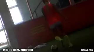الفتاة الرياضية تسجل هدفًا بقضيب ضخم