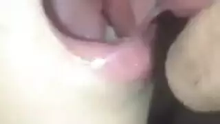 صبي خاضع يشرب سائلي في تدريب حلقي صارم
