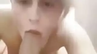 مؤدي شاب يخدم انتصابًا ضخمًا