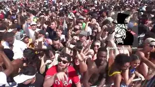 مراهقة تأخذ قضيبًا أسودًا عملاقًا في حلقها أثناء العطلة
