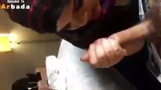 فتاة مسلمة في بورن: تمص وتدلك انتصاب مصري