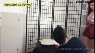 اخت ثادية تجبر اخوها بتقبيل طيزها
