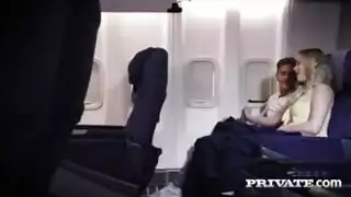 إباحية حمام طائرة ساخنة مع راكب عشوائي