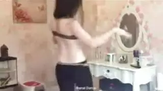 رقص شرقي مثير يؤدي إلى جنس فموي عميق وقذف داخل المهبل