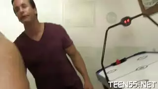 سمراء ممتلئة الصدر تحتاج للنقود، وتحصل على فرش مليء بالمني
