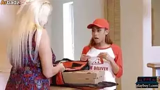 فتاة البيتزا تمارس الجنس مع رجل