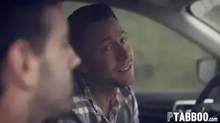 ٦ جنس بناء قاسٍ: زوي مونرو تتحمله كله