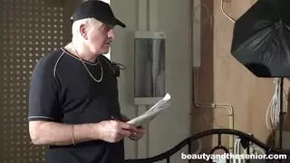 بويبين المشعر يمارس الجنس مع ثنائي آسيوي في مشهد إباحي عنيف