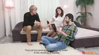 الزوج المخدوع يمسك يد زوجته بينما يتم تفحيمها من قبل فحل