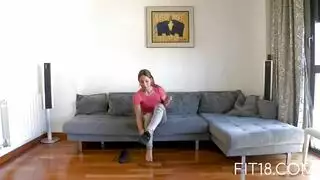 العاهرة المراهقة تحصل على القضيب الصلب الذي طالما أرادته