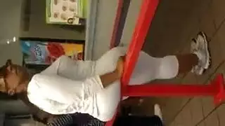 عربية شابة تأخذ وضعية كلابية خشنة