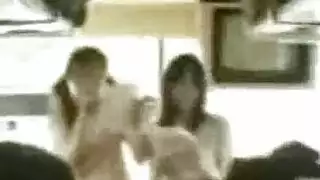 علاقة مثلثة ثنائية الجنس: رجال يسيطرون على امرأة عاهرة
