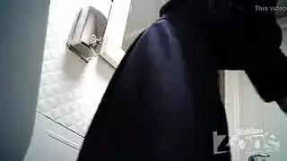 بنت تتبول في حمام مع ولد