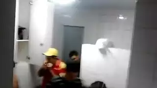 فعل ساخن بالفم واللسان على القضيب والثدي