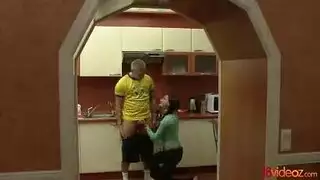 كرتون إكس إكس إكس: امرأة إبوني ممتلئة في مشاهد جنسية صريحة
