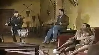 عاهرة شرج شقراء تركب قضيبًا سميكًا بقسوة