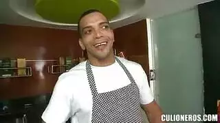 رجل أسود يضرب الفتاة في موقف الباص بمشهد إباحي