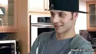 وضعية الكلب الشرجية تجعل مؤخرتها السميكة تهتز وترتد