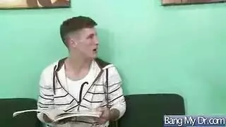 ساميا تُمسمر بعود خشبي سميك