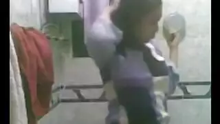 يتجسس على أخته وهي تمناك من جوزه
