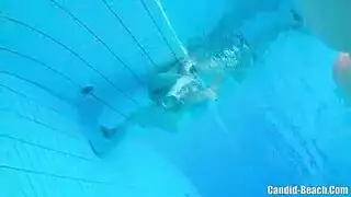 مص صدر مثير تحت الماء