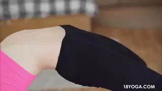 الشيء الجميل الصغير يتوسل لقضيب صلب ليلطم فرجها