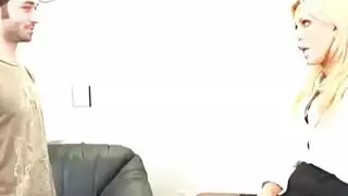 شقراء تأخذه بعمق على ركبتيها في مصّ قاسي